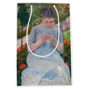 Mary Cassatt - Mädchen nähen im Garten Mittlere Geschenktüte