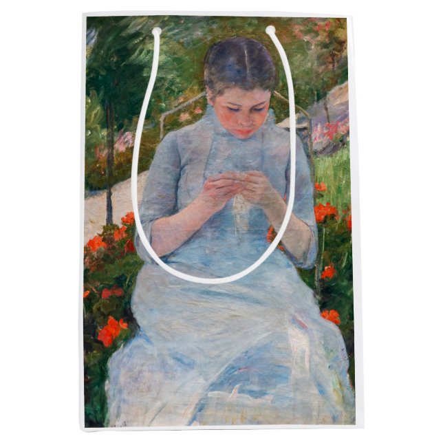 Mary Cassatt - Mädchen nähen im Garten Mittlere Geschenktüte (Vorderseite)