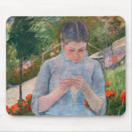 Mary Cassatt - Mädchen nähen im Garten Mousepad