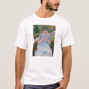 Mary Cassatt - Mädchen nähen im Garten T-Shirt