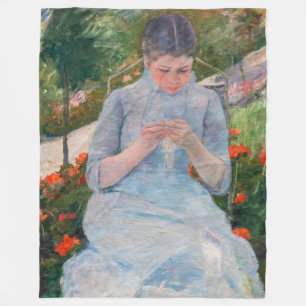 Mary Cassatt - Mädchen näht im Garten Fleecedecke