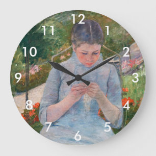 Mary Cassatt - Mädchen näht im Garten Große Wanduhr