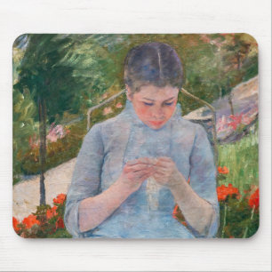 Mary Cassatt - Mädchen näht im Garten Mousepad
