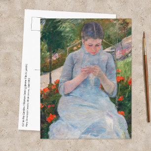 Mary Cassatt - Mädchen näht im Garten Postkarte