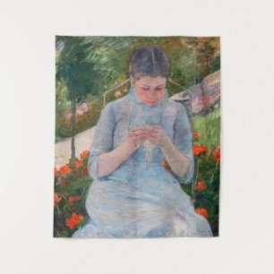 Mary Cassatt - Mädchen näht im Garten Wandteppich