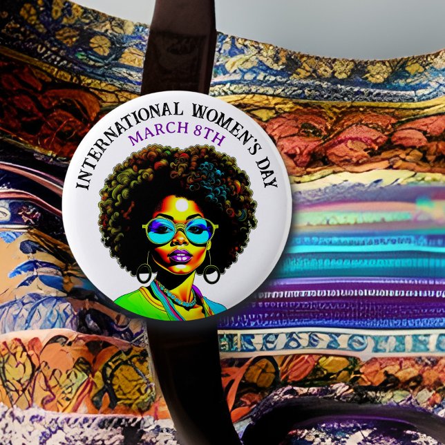 März 8 ist der Internationale Frauentag Button (Von Creator hochgeladen)