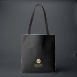 Masculine Black and Gold Personalisiert Bridesmaid<br><div class="desc">Fügen Sie Ihrer Hochzeit eine persönliche Touch mit einer personalisierten Totentasche aus Braut hinzu. Diese Tasche ist mit einem schwarzen Monogramm im goldenen Kreis-Element mit Namen und Titel in goldfarbenem beruflichen Schriftart auf schwarzem Hintergrund ausgestattet. Auch perfekt für Trauzeugin, Blume Mädchen und mehr. Bitte beachten Sie : Die Details der...</div>