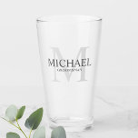 Masculine Personalisiert Monogramm und Name Trauze Glas<br><div class="desc">Fügen Sie Ihrer Hochzeit eine persönliche Touch mit personalisiertem Trauzeuge Glas. Dieses Glas hat den Namen des personalisierten Trauzeugen mit dem Titel in Grau und Monogramm in hellgrau als Hintergrund,  im klassischen Serifenstil Schriftart. Auch perfekt für Trauzeuge,  Brautvater,  Ringträger und mehr.</div>