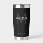 Masculine Personalisiert Monogramm und Name Trauze Thermobecher<br><div class="desc">Fügen Sie Ihrer Hochzeit eine persönliche Touch mit personalisierten Trauzeugen Geschenk. Dieses Design zeigt den Namen des personalisierten Trauzeugen mit dem Titel in Weiß und Monogramm in hellgrau als Hintergrund,  im klassischen Serif Schriftart Stil auf schwarzem Hintergrund. Auch perfekt für Trauzeuge,  Brautvater,  Ringträger und mehr.</div>