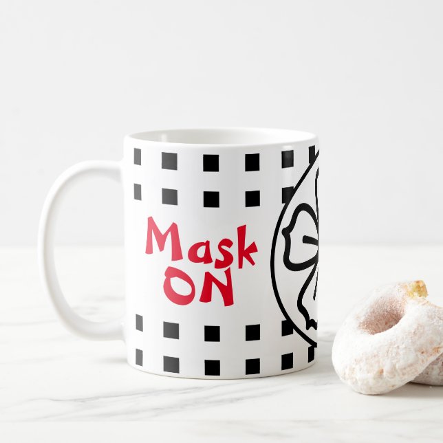 Maske auf Maske von sozialer Distanz Kaffeetasse (Mit Donut)