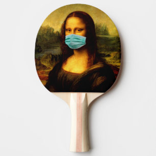 Maske um Gesicht. Mona Lisa in Quarantäne. Mammu Tischtennis Schläger