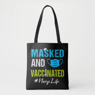 Maske und geimpfte Krankenschwester