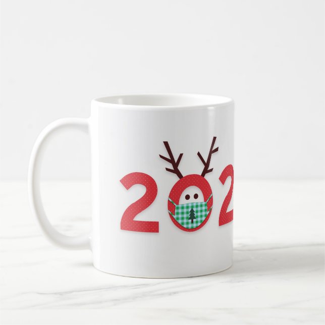 Masked Reindeer 2020 Custom Red Green Holiday Kaffeetasse (Links)