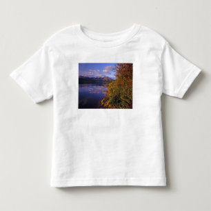 Maskinonge Lake im Waterton-Lakes-Nationalpark 2 Kleinkind T-shirt