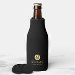 Maskuline Schwarz und Gold Personalisierte Trauzeu Flaschenkühler<br><div class="desc">Fügen Sie cooler eine persönliche Touch zu Ihrer Hochzeit mit personalisierten Trauzeugen Flasche. Diese Flasche ist cooler mit schwarzem Monogramm in goldenem Kreis-Element mit Namen und Titel in goldfarbenem beruflichen Schriftart-Stil auf schwarzem Hintergrund. Auch perfekt für Trauzeuge, Brautvater, Ringträger und mehr. Bitte beachten Sie : Die Details der Folie werden...</div>