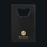 Maskuline Schwarz und Gold Personalisierte Trauzeu Geldbeutel Flaschenöffner<br><div class="desc">Fügen Sie Ihrer Hochzeit eine persönliche Touch mit einem personalisierten Trauzeugen Flaschenöffner hinzu. Dieser Flaschenöffner ist mit einem schwarzen Monogramm im goldenen Kreis-Element mit Namen und Titel im beruflichen Schriftart-Stil auf schwarzem Hintergrund ausgestattet. Auch perfekt für Trauzeuge, Brautvater und mehr. Bitte beachten Sie : Die Details der Folie werden im...</div>