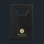 Maskuline Schwarz und Gold Personalisierte Trauzeu Geldbeutel Flaschenöffner<br><div class="desc">Fügen Sie Ihrer Hochzeit eine persönliche Touch mit einem personalisierten Trauzeugen Flaschenöffner hinzu. Dieser Flaschenöffner ist mit einem schwarzen Monogramm im goldenen Kreis-Element mit Namen und Titel im beruflichen Schriftart-Stil auf schwarzem Hintergrund ausgestattet. Auch perfekt für Trauzeuge, Brautvater und mehr. Bitte beachten Sie : Die Details der Folie werden im...</div>