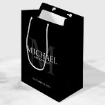 Maskuline Schwarze Personalisierte Trauzeugen Mittlere Geschenktüte<br><div class="desc">Fügen Sie Ihrer Hochzeit eine persönliche Touch mit personalisierten Trauzeugen Geschenktasche hinzu. Diese Geschenktasche enthält den Namen des personalisierten Trauzeugen mit Titel und Hochzeitdatum in Weiß und Monogramm in Grau als Hintergrund,  im klassischen Serif Schriftart Stil,  auf schwarzem Hintergrund. Auch perfekt für Trauzeuge,  Brautvater,  Ringträger und mehr.</div>