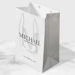 Maskuline Weiße Personalisierte Trauzeugen Mittlere Geschenktüte<br><div class="desc">Fügen Sie Ihrer Hochzeit eine persönliche Touch mit personalisierten Trauzeugen Geschenktasche hinzu. Diese Geschenktasche enthält den Namen des personalisierten Trauzeugen mit Titel und Hochzeitstermin in Grau und Monogramm in hellgrau als Hintergrund,  im klassischen Serif Schriftart Stil,  auf weißem Hintergrund. Auch perfekt für Trauzeuge,  Brautvater,  Ringträger und mehr.</div>