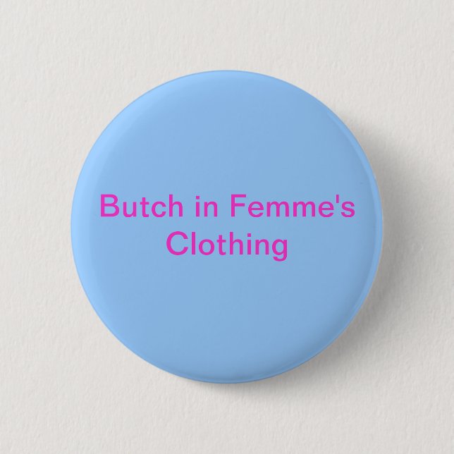Maskuliner Typ in Femmes Kleidung Button (Vorderseite)