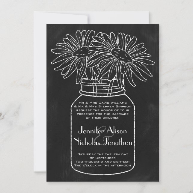 Mason Jar mit Daisis auf Chalkboard Wedding Einladung (Vorderseite)