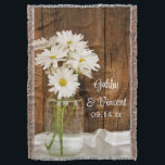 Mason Jar und White Daisies Country Barn Wedding Decke<br><div class="desc">Personalisieren Sie den bezaubernden Mason Jar und White Daisies Country Barn Wedding Throw mit den Namen der Braut und Bräutigam und Heiratszeremonie Datum, um ein dauerhaftes Sake Geschenk für die Neuvermählten zu schaffen. Diese rustikale, schicke Ranch Thema Brautdecke zeigt ein malerisches Blumenfoto eines Bouquets von weißen Molkereien in einem Glas...</div>