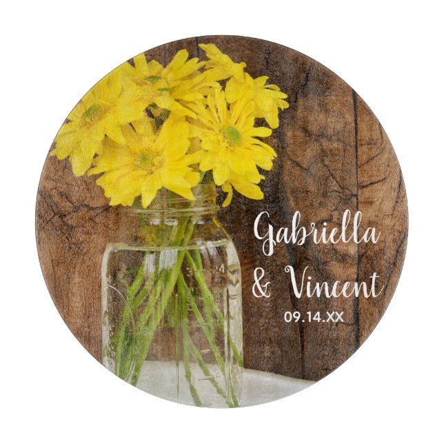 Mason Jar und Yellow Daisies Country Barn Wedding Schneidebrett (Vorderseite)