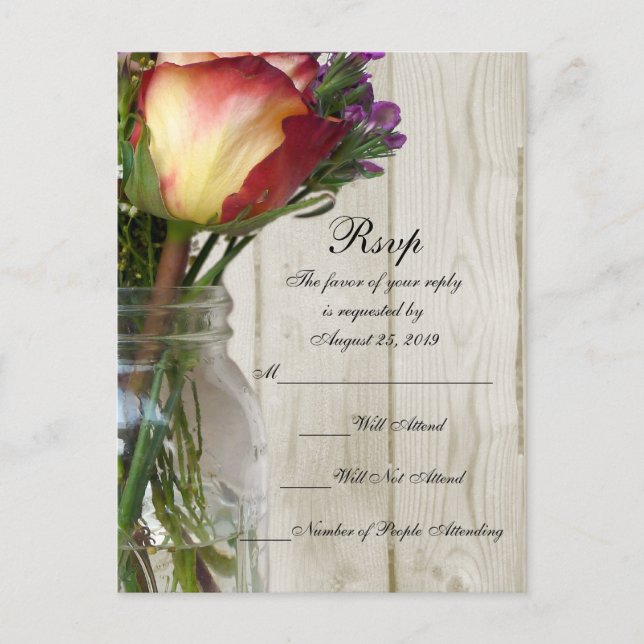 Mason Jar w/Rose und Wildblumen Einladungspostkarte (Vorderseite)