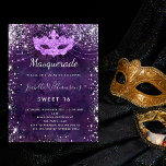 Masquerade lila silber Glitzer Staub Sweet 16 Einladungspostkarte<br><div class="desc">Für eine elegante Masquerade,  Sweet 16,  16. Geburtstag. Eine lila Hintergrundfarbe,  die lila Farbe ist ungleichmäßig. Dekoriert mit Imitaten silbernen Glitzer Staub und eine Maskerade Maske. Personalisieren und fügen Sie Namen,  Alter und Party Details hinzu. Der Name wird mit einem handgeschriebenen Stilskript geschrieben. Zurück: Postkartendesign.</div>