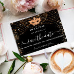 Masquerade Party Schwarzer Glitzer glamourös Save The Date<br><div class="desc">Eine gmädchenhafte und trendige Save the Date-Karte für ein 50. (oder jedes Alter) Geburtstag Maskerade Party. Ein klassischer schwarzer Hintergrund mit goldenem Glitzer-Staub in Imitaten und Maskerade. Personalisieren und fügen Sie Datum und Name/Alter hinzu. Der Text: Save the Date ist mit einem großen angesagten,  handgeschriebenen Stilskript geschrieben.</div>