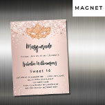 Masquerade Rose Gold Glitzer Sweet 16 Luxus Magneteinladung<br><div class="desc">Für eine elegante Masquerade,  für einen süßen 16.,  16. Geburtstag. Eine gürtelige Rose goldener Farbverlauf Hintergrund. Dekoriert mit Imitaten Glitzer Staub und eine goldene Maske. Personalisieren und fügen Sie einen Namen und Party-Details hinzu. Der Name wird mit einem handgeschriebenen Stilskript geschrieben</div>