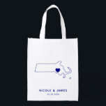 Massachusetts Wedding Welcome Bag Tasche mit Karte Wiederverwendbare Einkaufstasche<br><div class="desc">Begrüßungsgeschenktasche mit Kartengrafik. Ihre Gäste werden in ihrem Hotel einchecken und diese Tasche mit den Leckereien,  die sie erwarten,  finden. Sie können das Herz mit der Funktion "Weiter anpassen" an den Ort Ihres großen Tages positionieren.</div>
