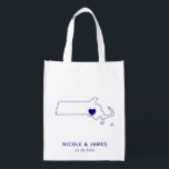 Massachusetts Wedding Welcome Bag Tasche mit Karte Wiederverwendbare Einkaufstasche<br><div class="desc">Begrüßungsgeschenktasche mit Kartengrafik. Ihre Gäste werden in ihrem Hotel einchecken und diese Tasche mit den Leckereien,  die sie erwarten,  finden. Sie können das Herz mit der Funktion "Weiter anpassen" an den Ort Ihres großen Tages positionieren.</div>