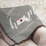 Massachusetts Zuhause Staat Personalisiert Decke<br><div class="desc">Zeigen Sie Zuhause-Staatsstolz mit dieser niedlichen rustikalen grauen Werftdecke mit "Zuhause" in weißer Kalligrafie-Schrift, die mit einer Silhouette des Staat von Massachusetts stehend für den Buchstaben "O" zeigt. Eine rote Herzanzeige in der Staat-Karte vervollständigt das Design; Sie können die Herzposition in Ihrer Zuhause-Stadt ändern, indem Sie das Design-Tool öffnen und...</div>