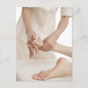 Massagetherapeut bei Fußmassage 2 Postkarte