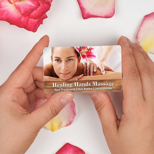 Massagetherapeutin | Frau lächelt (Von Creator hochgeladen)