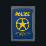 Maßgeschneiderte Kindertasche mit gelbem Logo für  Tri-fold Geldbeutel<br><div class="desc">Maßgeschneiderte Kindertasche mit gelbem Abzeichen Logo und Namen der Polizei. Personalisierte Geburtstagsgeschenkidee für Kinder. Gelbe Polizeisterndesign für Jungen oder Mädchen,  die Polizisten und Räuber spielen Liebe. Accessoires zum Thema Strafverfolgung. Niedliches Geschenk für Sohn,  Enkel,  Neffe,  Freunde spielen etc. Verhaftung,  Verhaftung eines Kriminellen,  Wachdienst- und Patrouillenpflicht und andere Spiele.</div>