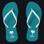 Maßgeschneiderte Mono-Palm-Hochzeitskippen Flip Flops<br><div class="desc">Personalisierte Palmenstrandhochzeiten Flip Flops für Braut und Bräutigam oder Gäste. Elegantes Gastgeschenk Set mit eigenem Nachnamen oder Monogramm und Segelschiff / Bootanker Ikone. Individueller Hintergrund und Band Farbe für ihn und sie / Männer und Frauen. Romantisch türkisblau und weiß seine und ihre Keilsandalen mit stilvollen Skriptkalligraphie Typografie. Vergnügen für Hochzeit,...</div>