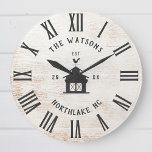 Maßgeschneiderte rustikale moderne Bauernfamilie N Große Wanduhr<br><div class="desc">Personalisierter Familienname,  Stadt,  Staat und Jahr etabliert Rustic Modern Wall Uhr in einem trendigen Bauernstil-Design mit römischer numerischer Uhr Gesicht,  Scheune-Illustration,  und helles weißes Holzputz / shiplap Hintergrund Design. Perfektes Geschenk für Neuvermählte,  Hochzeitsgeschenke,  Hauswärmer oder Großeltern oder für einen Zuhause-Check-in in der Hütte,  in der Hütte oder im Landhaus.</div>