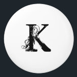 Maßgeschneiderte Vintage, weiße Keramik-Drehknopf  Keramikknauf<br><div class="desc">Maßgeschneiderte Vintage,  monogramm weiße Keramik Knöpfe für Küche,  Schlafzimmer etc. Personalisierte Vintage Schublade für Schränke und Frisierer. Keramik mit kundenspezifischen bedrückten Grunge Typografie-Brief. Auch als Handgriff erhältlich. Elegantes Wohngestaltung-Accessoire. Kleine Details zum Mobiliar. Country chic / rustikal Stil.</div>