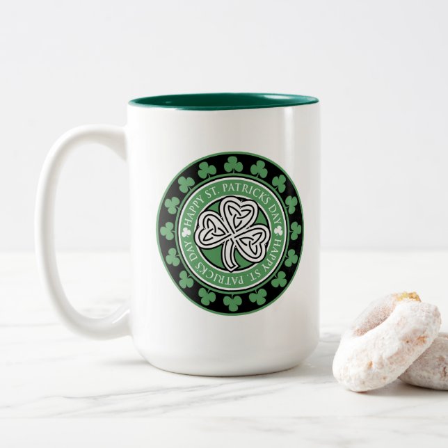 Maßgeschneiderte Zwei-Tone St. Patrick's Day Tasse (Mit Donut)