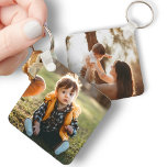 Maßgeschneiderter 2-Foto-quadratischer Schlüsselan Schlüsselanhänger<br><div class="desc">Personalisieren Sie diese einfache 2, 25" x 2, 25" quadratische Aluminium-Schlüsselanhänger-Vorlage mit zwei einzigartigen Fotografien Ihrer eigenen (eine auf jeder Seite). Um die Bildplatzierung zu optimieren,  schneiden Sie Fotos auf 1:1 [Quadrat],  bevor Sie sie hochladen,  um sicherzustellen,  dass nichts Wichtiges verlassen wird.</div>