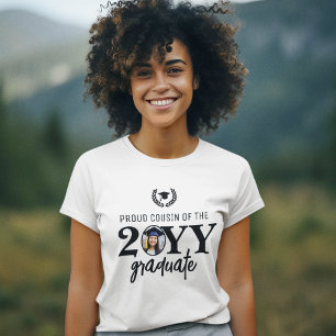 Maßgeschneiderter moderner Cousin der Graduate Fam T-Shirt