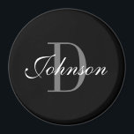 Maßgeschneiderter, schwarz-weißer monogrammgroßer  magnet<br><div class="desc">Maßgeschneiderter,  schwarz-weißer monogramm großer runder Kühlschrankmagnet. Elegante Schrift-Typografie-Vorlage für Namen oder Nachnamen. Kleine Geschenkidee für Freunde,  Familie,  Mitarbeiter,  Klienten,  Mitarbeiter,  Kunden,  Besucher,  Hochzeitsgäste etc. Fügen Sie optional Ihren eigenen Firmennamen hinzu.</div>