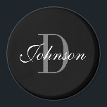 Maßgeschneiderter, schwarz-weißer monogrammgroßer  magnet<br><div class="desc">Maßgeschneiderter,  schwarz-weißer monogramm großer runder Kühlschrankmagnet. Elegante Schrift-Typografie-Vorlage für Namen oder Nachnamen. Kleine Geschenkidee für Freunde,  Familie,  Mitarbeiter,  Klienten,  Mitarbeiter,  Kunden,  Besucher,  Hochzeitsgäste etc. Fügen Sie optional Ihren eigenen Firmennamen hinzu.</div>