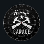 Maßgeschneidertes Auto-Garage- oder Mancave-Dartbo Dartscheibe<br><div class="desc">Maßgeschneidertes Geschenk für PKW-Garage oder Mancave Dart Board. Cooles Hammerwerkzeug-Design mit personalisiertem Namen und Hintergrundfarbe. Weihnachts- oder Geburtstagsgeschenke für Ehemann, Papa, Freund, Großvater, Chef, Mitarbeiter, Bauarbeiter, Bauarbeiter, Bauarbeiter, Junge, Kids etc. Trendy Wohngestaltung für Mechaniker, Auto Reparaturwerkstatt, Garage, menschliche Höhle, Bauunternehmer etc. Laden Sie optional Ihr eigenes Firmenlogo oder -bild hoch....</div>