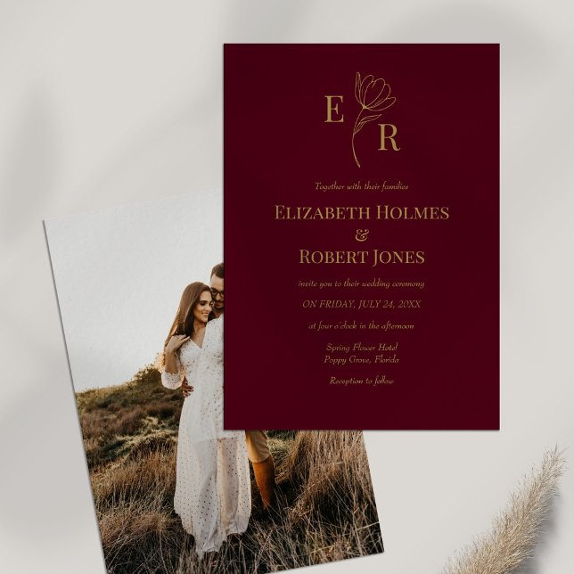 Maßgeschneidertes Foto-Hochzeit für Burgundy Flora Einladung (Burgundy Floral Monogram Custom Photo Wedding Invitation on white table with dry flower.)