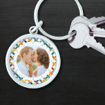 Maßgeschneidertes Foto Modernes, Personalisiertes  Schlüsselanhänger<br><div class="desc">Custom Foto Moderner Personalisierter Schlüsselanhänger mit farbenprächtigen,  modernen geometrischen Mustern mit Ihrem bevorzugten Foto in der Mitte. FOTO TIPP: Zentrieren Sie Ihr Foto vor dem Hochladen nach Zazzle. Perfekt als Geschenk für Mama,  Papa,  Großeltern,  Freunde,  Familie und mehr. Von Evco Studio entworfen www.zazzle.com/store/evcostudio</div>