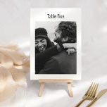 Maßgeschneidertes Foto Schwarz-weiß Minimalistisch Tischnummer<br><div class="desc">Kundenspezifisches Foto Schwarz-weiß Minimalistisch Moderne Tischnummer Hochzeit</div>
