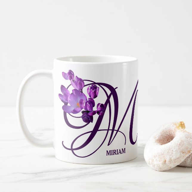 Maßgeschneidertes Miriam-Name violett blühend Mono Kaffeetasse (Mit Donut)